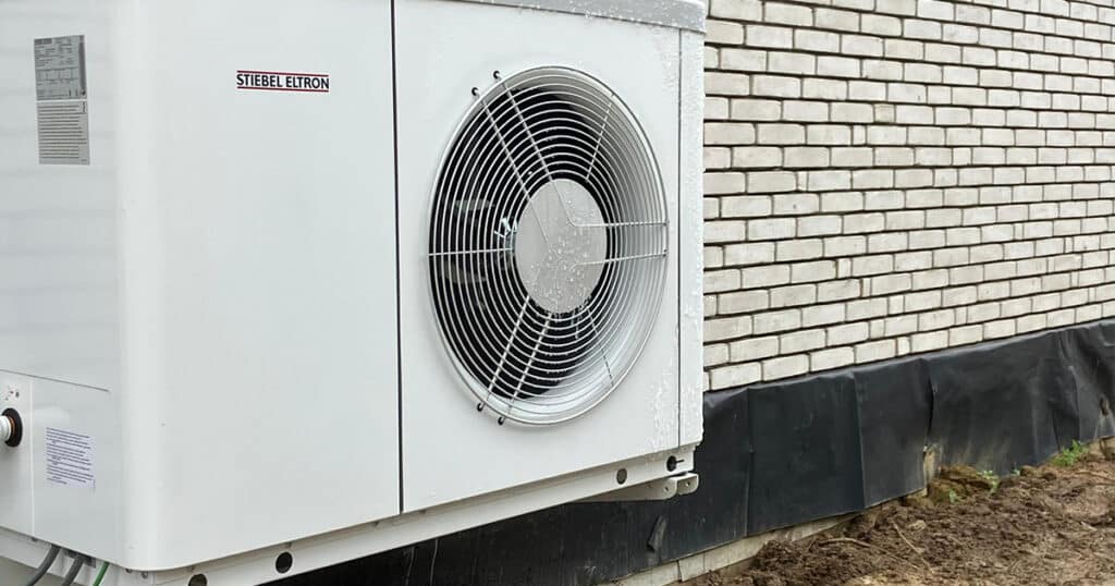 Une pompe à chaleur air-eau Stiebel Eltron liée à une tour hydraulique